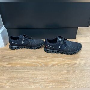 On Cloud 5 men’s size 7.5
